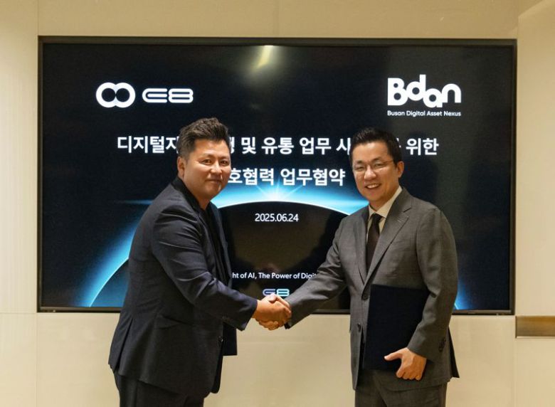 김상민 부산디지털자산거래소 대표(오른쪽)와 김진현 이에이트 대표가 24일 서울 송파구 이에이트 본사에서 업무협약을 체결하고 있다. 부산디지털자산거래소 제공