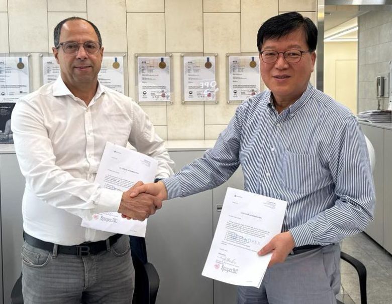 이진태 시노펙스 본부장(오른쪽)이 Hessane Mourad 프리메딕 대표와 지난 18일 시노펙스 방교동 사업장에서 본계약을 체결한 뒤 악수를 하고 있다. 시노펙스 제공