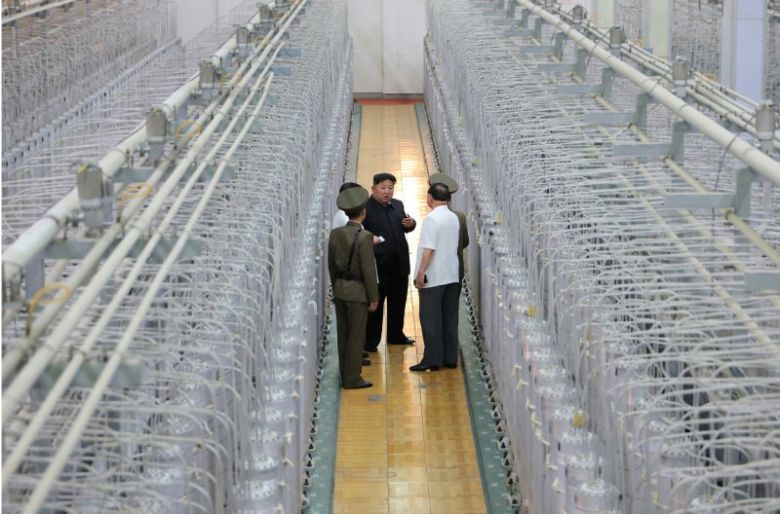 김정은 북한 국무위원장이 핵물질 생산기지를 살피고 있다. 노동신문/뉴스1