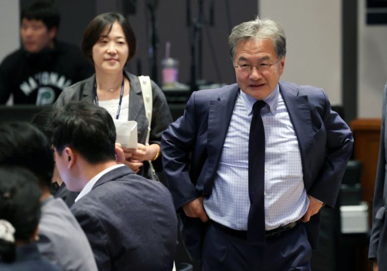 조셉 윤 주한미국대사대리가 24일 서울 중구 프레스센터 국제회의장에서 한미 외교 관계 전망과 과제를 주제로 한 KPF세미나에 참석하고 있다. 뉴시스