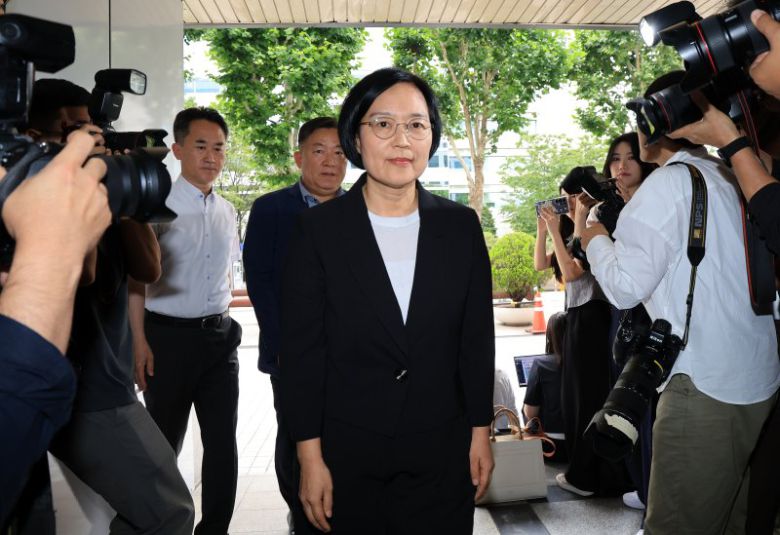 한성숙 중소벤처기업부 장관 후보자가 24일 오후 서울 영등포구 중소기업기술정보진흥원 수도권평가실 내 인사청문회 준비 사무실로 출근하고 있다. 뉴스1