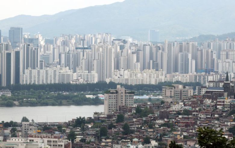 19일 서울 남산에서 바라본 서울 아파트의 모습. 사진=뉴시스