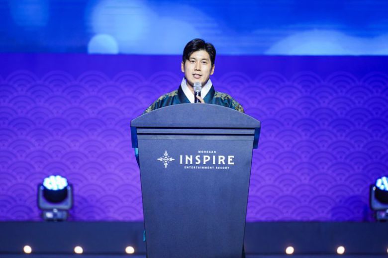 지난 21일 인천 영종도 인스파이어 복합리조트에서 열린 '2025 한복모델 선발대회'에서 정사무엘 조직위원장이 개회사를 하고 있다. 한문화진흥협회 제공