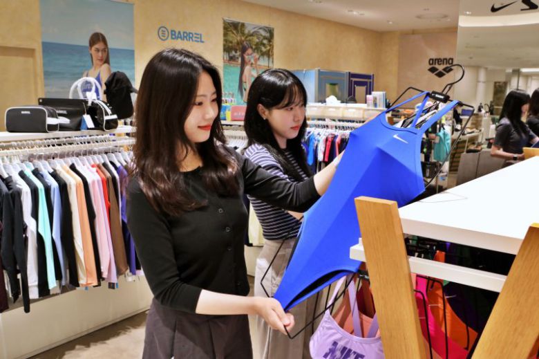 서울 중구 소공동에 위치한 롯데백화점 본점 에비뉴엘 4층 수영복 매장에서 고객들이 여름 제품을 구경하고 있다. 롯데백화점 제공