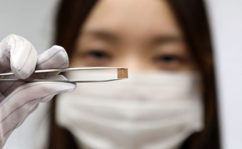 LG이노텍 직원이 코퍼 포스트 기술을 적용한 RF-SiP 기판을 선보이고 있다. LG이노텍 제공