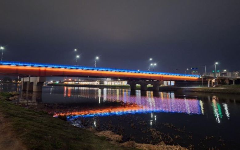 전남 순천시는 정주환경 개선과 도심 체류형 관광 활성화를 위해 추진 중인 동천 야간경관 조성 사업을 연내 마무리할 예정이라고 25일 밝혔다. 사진은 팔마대교 야간경관 모습. 순천시 제공