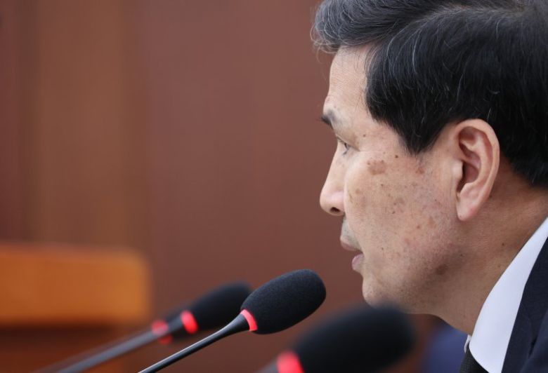 김선호 국방부 장관 직무대행이 25일 국회에서 열린 국방위원회 전체회의에서 추경안 등과 관련 의원 질의에 답변하고 있다. 연합뉴스