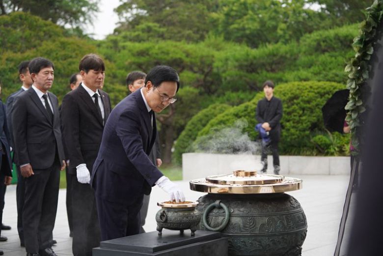 이용배 현대로템 대표이사가 25일 국립서울현충원 현충탑에서 순국선열 및 호국 영령에 분향하고 있다. 현대로템 제공