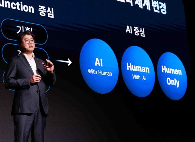 SK AX 윤풍영 사장이 25일 서울 그랜드 인터컨티넨탈 파르나스 호텔에서 열린 'IMAGINE AX 2025' 컨퍼런스에서 SK AX 출범의 의의와 비전을 담은 키노트 스피치를 하고 있다. SK AX 제공