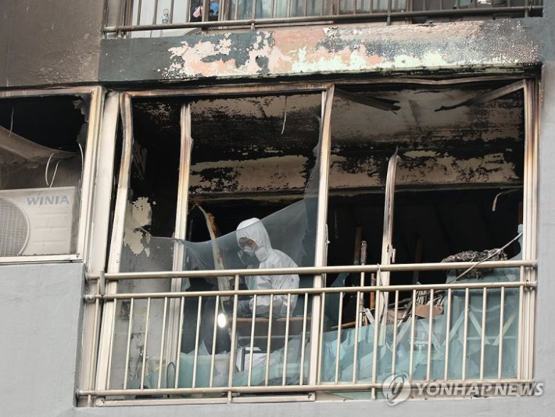 새벽 시간대 발생한 화재로 자매가 참변을 당한 24일 오후 부산 부산진구의 한 아파트 화재 현장(출처=연합뉴스)