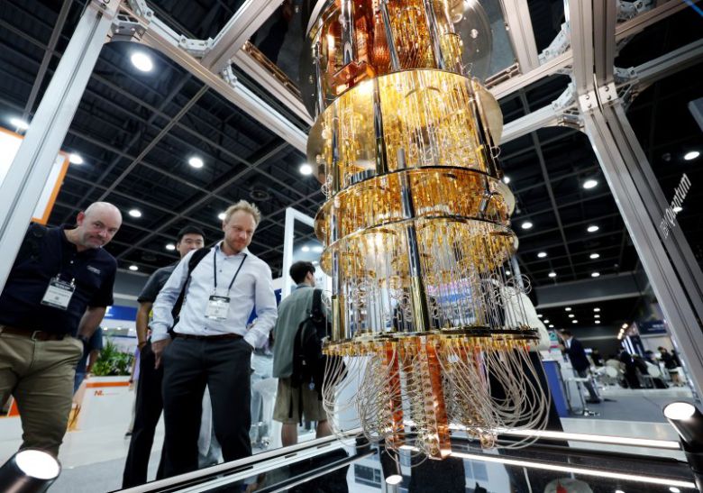 지난 24일 서울 서초구 aT센터에서 열린 '퀀텀 코리아 2025'에서 관람객들이 IBM '퀀텀 시스템 원(Quantum System One)' 양자컴퓨터 모형에 대한 설명을 듣고 있다. 뉴시스