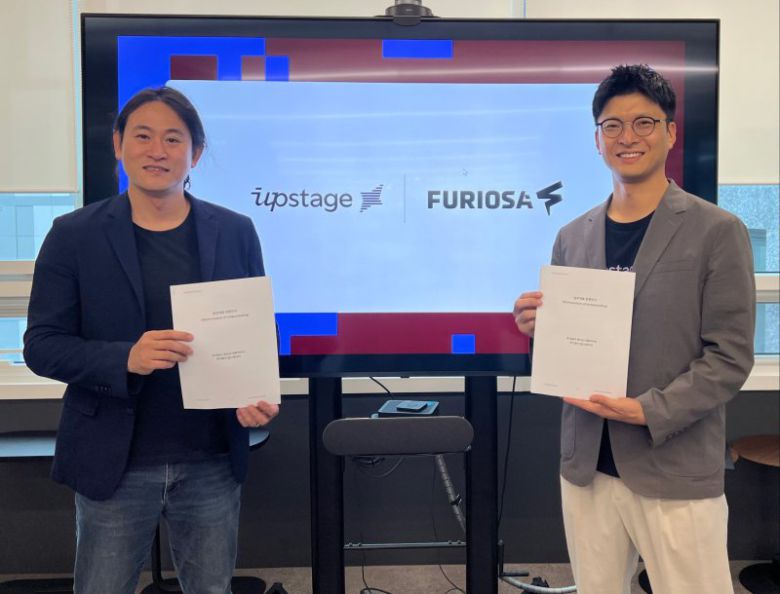백준호 퓨리오사 대표(왼쪽)와 이활석 업스테이지 CTO가 MOU를 마친 뒤 기념촬영을 하고 있다. 업스테이지 제공