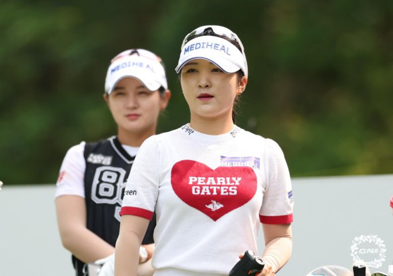 이예원(오른쪽)과 박현경이 지난달 30일 경기 양평 더스타휴 골프앤리조트에서 열린 Sh 수협은행 MBN 여자오픈 1라운드 12번홀에서 그린을 보고 있다. KLPGA 제공