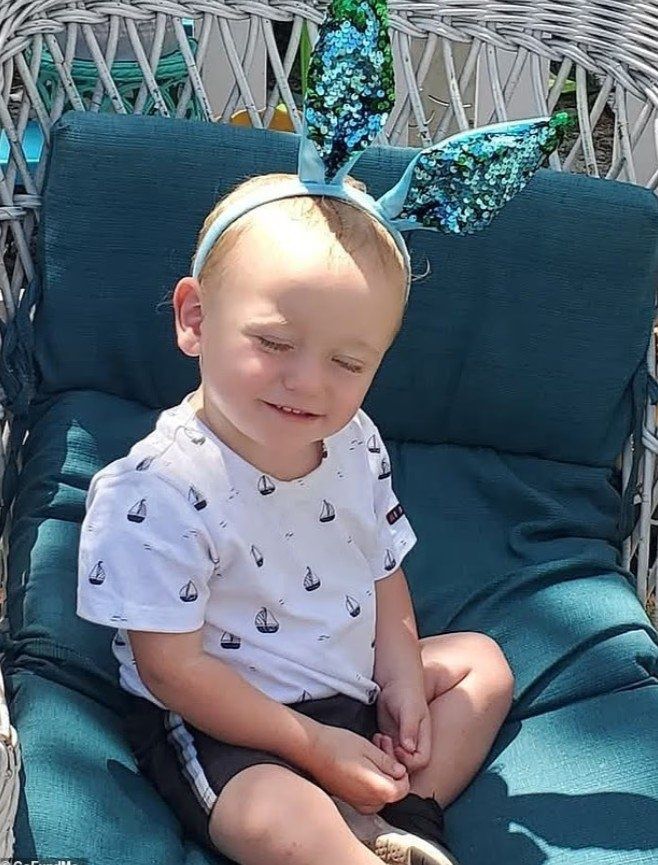 폭염 속 차량에 남겨졌던 18개월 아이. 사진=SNS 갈무리