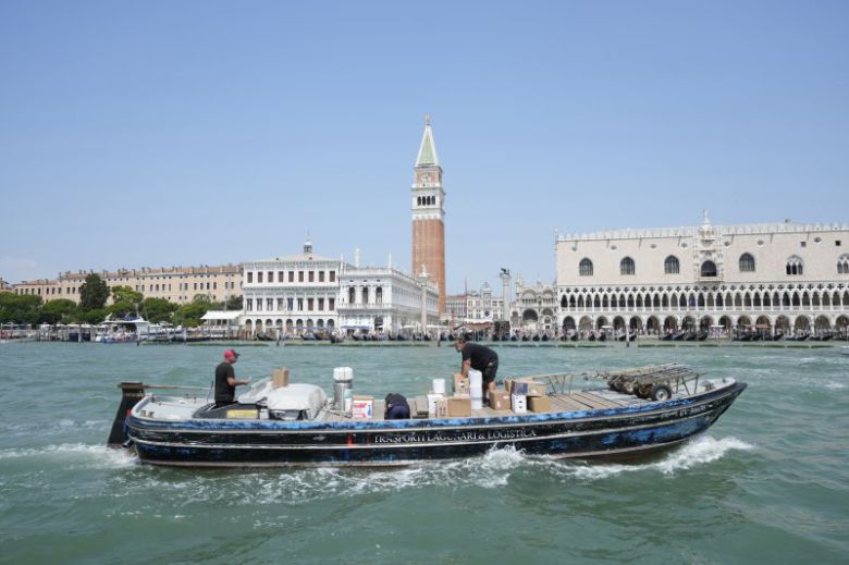 이탈리아 베니스의 세인트 마크 광장 앞에서 제프 베조스와 로렌 산체스의 결혼식 행사 물품을 실은 보트가 26일 행사장으로 향하고 있다. AP 연합뉴스