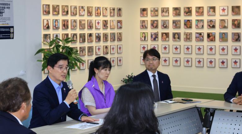 이해식 국정기획위원회 정치·행정분과장과 위원들이 26일 서울 종로구 사직동에 위치한 '10.29 이태원참사 기억소통공간 별들의 집'을 찾아 유가족 등과 간담회를 하고 있다. 연합뉴스