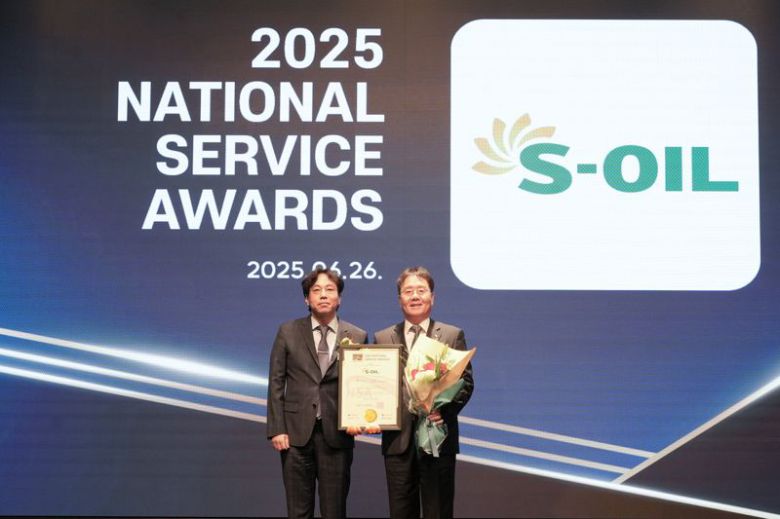 S-OIL 이영호 영업전략부문장(오른쪽)이 26일 열린 2025 국가서비스대상 시상식에서 심사위원장인 허종호 서울여대 경영대학교수와 기념 촬영을 하고 있다. S-OIL제공
