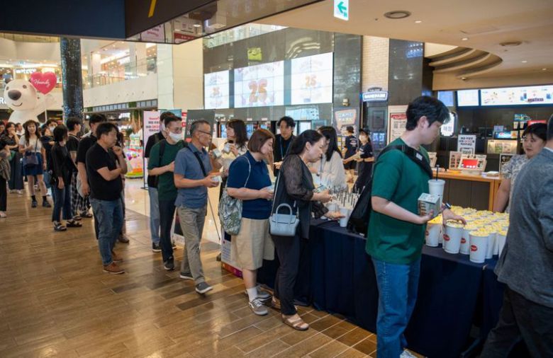 산업단지 문화요소 도입사업으로 진행된 '천원의 일상 문화 티켓' 사업으로 서울디지털산업단지 근로자들이 영화를 관람하고 있다. 한국산업단지공단 제공