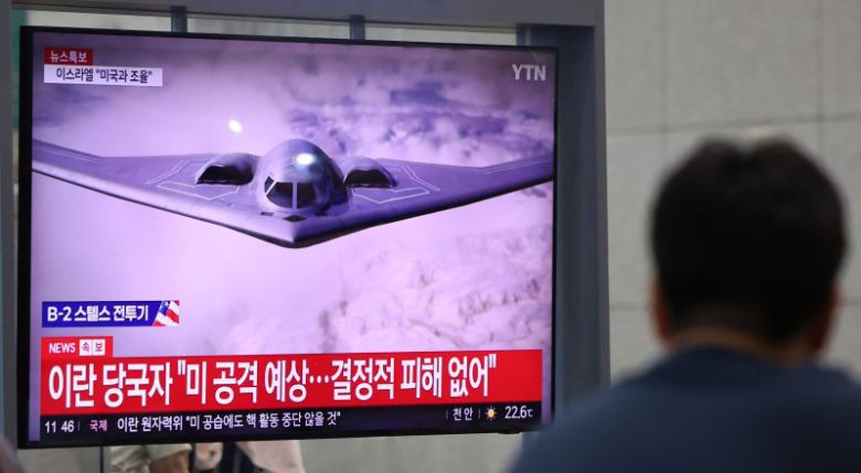 지난 22일 인천국제공항 입국장에 설치된 TV 화면에서 미국의 이란 핵시설 공습 관련 뉴스가 방송되고 있다. 뉴시스