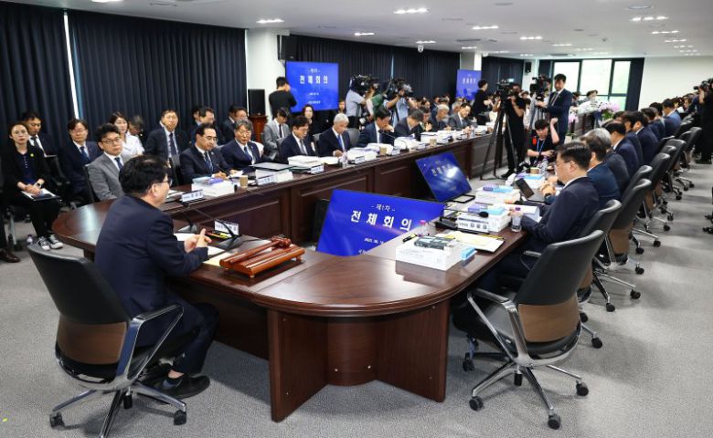 [서울=뉴시스] 김진아 기자 = 이한주 국정기획위원회 위원장이 16일 서울 종로구 정부서울청사 창성동 별관에서 열린 국정기획위원회 1차 전체회의에서 발언하고 있다. 이날 출범한 위원회는 정부가 임기 중 추진할 국정과제의 로드맵을 제시하며 이재명 정부의 100대 국정과제를 정리, 과제별로 추진 시점과 목표 등을 정해 '국정운영 5개년 계획'을 마련할 방침이다. (공동취재) 2025.06.16. photo@newsis.com /사진=뉴시스