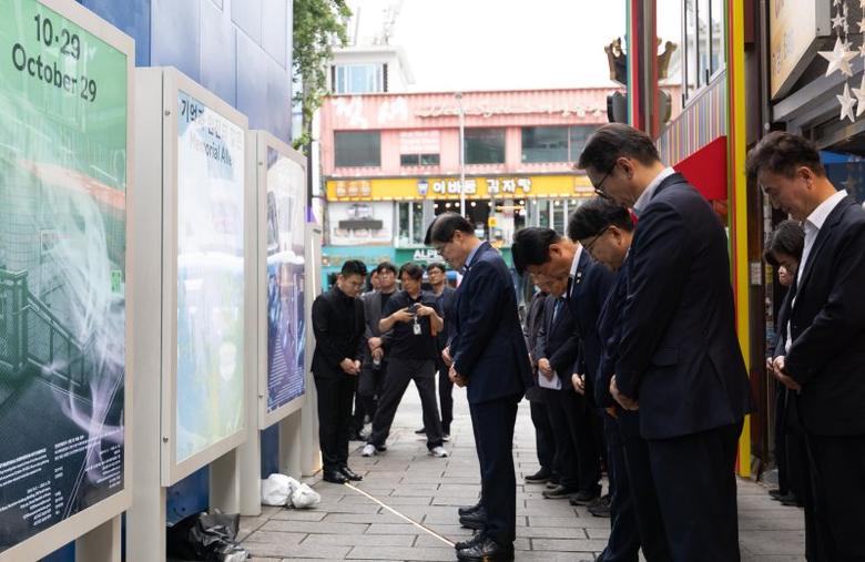 이해식 국정기획위원회 정치행정분과장이 위원들과 함께 26일 오후 서울 용산구 이태원 참사 현장인 '10.29 기억과 안전의 길'을 찾아 희생자들을 추모하고 있다. 뉴스1
