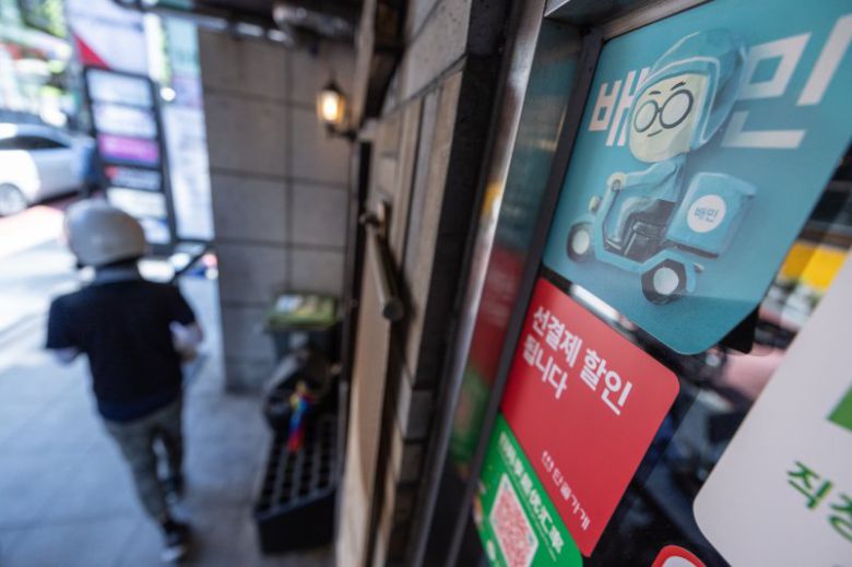 서울의 한 음식점에서 배달 기사들이 음식을 가져가고 있는 모습. 뉴스1