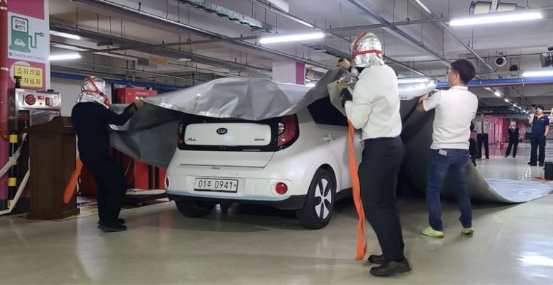 한국산업단지공단이 지난 16일 서울디지털산업단지 내 대륭포스트타워1차에서 '첨단기술을 활용한 안전관리 합동시연회'를 개최하고, 전기차 화재 사고에 특화된 스마트 화재 진압 방법을 시연하고 있다. 한국산업단지공단 제공
