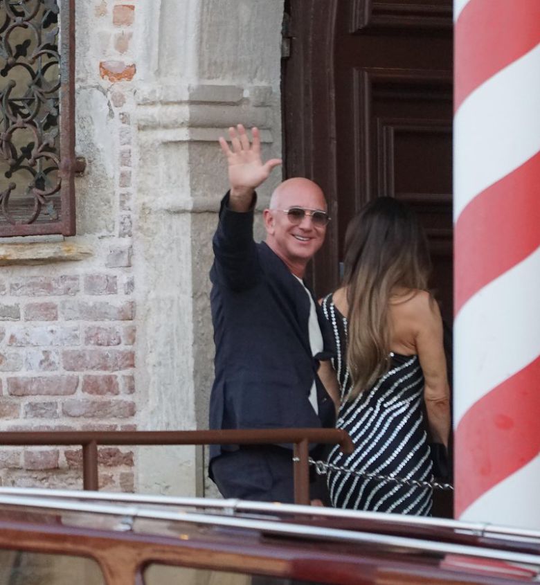 아마존 창업자 제프 베조스(왼쪽)와 그의 약혼녀 로렌 산체스(오른쪽)가 결혼식이 시작되기 하루 전인 25일(현지시간) 이탈리아 베니스의 아만 호텔을 떠나고 있다. EPA 연합뉴스