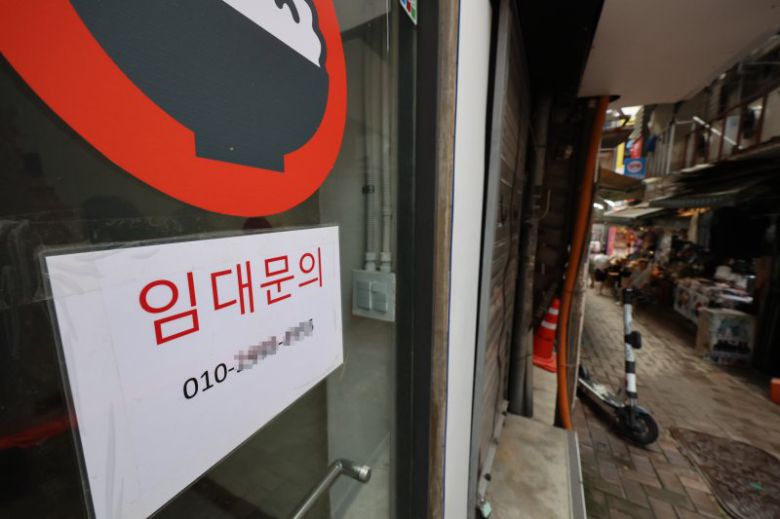 1일 오후 서울 중구 명동 시내의 한 가게 앞에 임대 안내문이 붙어 있다. 뉴시스