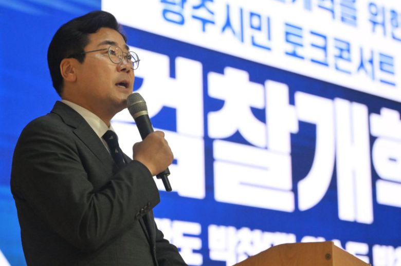 더불어민주당 박찬대 당대표 후보가 27일 오후 광주 동구 전일빌딩 245에서 열린 신속한 검찰개혁을 위한 광주시민 토크콘서트에 참석해 발언하고 있다. 사진=뉴시스
