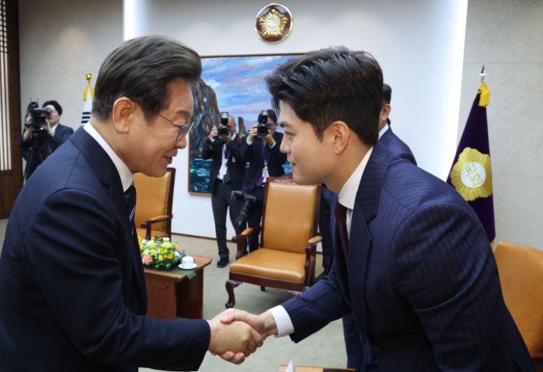 이재명 대통령이 26일 국회에서 추가경정예산(추경) 시정연설에 앞서 우원식 국회의장과 환담에 입장하며 김용태 국민의힘 비상대책위원장와 악수하고 있다. 사진=뉴시스