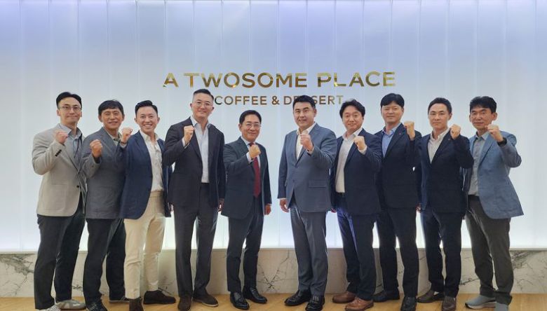 김경엽 롯데이노베이트 대표이사와 문영주 투썸플레이스 대표이사(오른쪽 다섯번째부터) 등 롯데이노베이트와 투썸플레이스 관계자들이 기념촬영하고 있다. 롯데이노베이트 제공