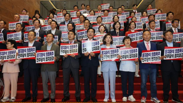 국민의힘 송언석 원내대표와 의원들이 27일 오후 서울 여의도 국회에서 상임위원장 선출을 위한 본회의에 불참하고 더불어민주당 규탄대회를 하고 있다. 뉴스1