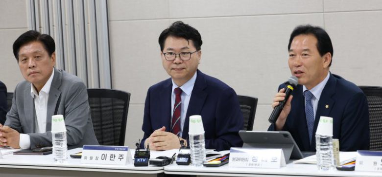 (세종=뉴스1) 김기남 기자 = 정태호 국정기획위원회 분과위원장(오른쪽)이 18일 오전 세종시 정부세종컨벤션센터에서 열린 기획재정부 업무보고에 참석하여 모두발언을 하고 있다. 2025.6.18/뉴스1 /사진=뉴스1화상