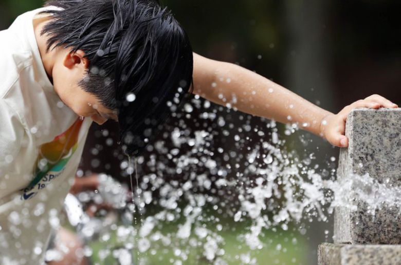 낮 최고 기온이 32도까지 올라 무더운 날씨를 보인 23일 광주 북구 일곡 제1근린공원에서 한 초등학생이 세수를 하며 더위를 식히고 있다.(광주 북구 제공. 재판매 및 DB 금지) 2025.6.23/뉴스1 ⓒ News1 박지현 기자 /사진=뉴스1