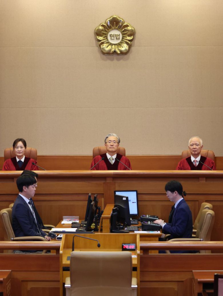 27일 서울 종로구 헌법재판소 대심판정에서 열린 6월 심판사건 선고에서 김형두 헌법재판소장 권한대행을 비롯한 재판관들이 재판 시작을 기다리고 있다. /사진=연합뉴스