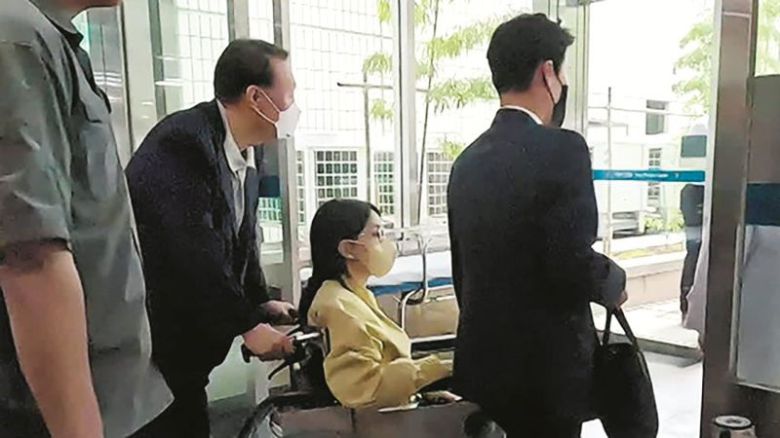 김건희 여사가 휠체어를 타고 퇴원하고 있다. 출처=KBS 보도 갈무리