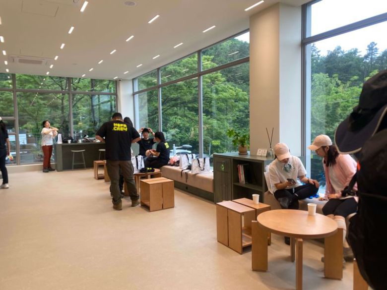 네파 청계산 스토어에 네파크루들이 모여 이야기를 나누고 있다. 사진=이정화 기자