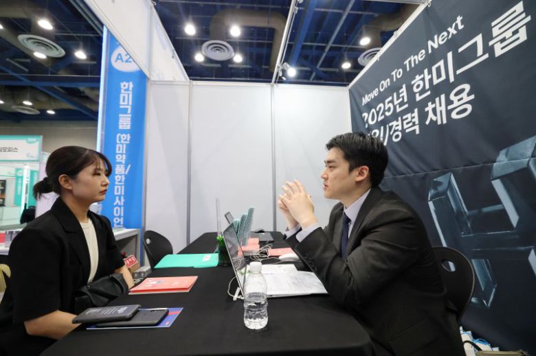 지난 5일 서울 강남구 코엑스에서 열린 2025 강남구 행복 일자리 박람회를 찾은 취업준비생이 한미그룹 부스에서 취업상담을 받고 있다. 이번 일자리박람회는 강남구에서 강남구와 수도권의 활성화를 위해 기업 및 구직자 일자리 매칭을 지원하기 위해 열렸다. 뉴스1 제공