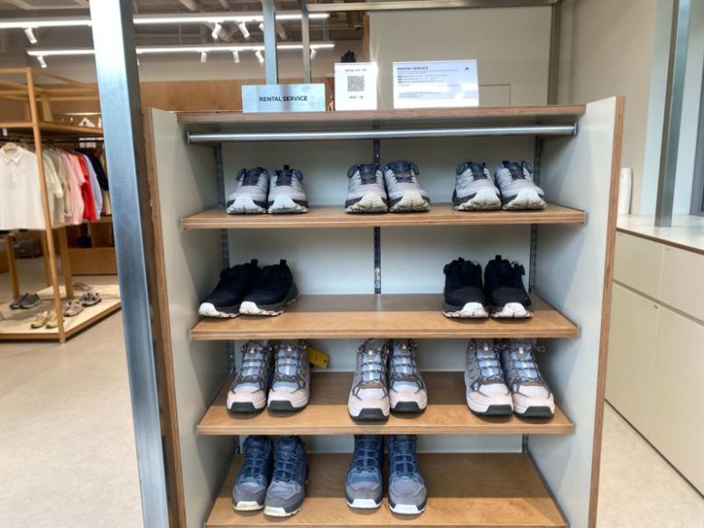 네파 청계산점 무료 렌탈 서비스로 대여가능한 운동화. 사진=이정화 기자