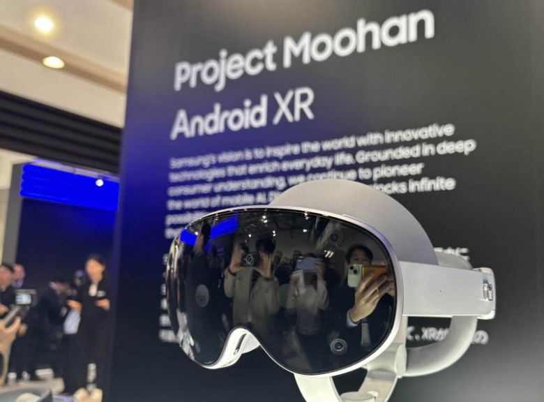 지난달 13일 일본 오사카 간사이 엑스포 '한국의 날' 부대 행사로 열린 '우수 한국 상품전'에 삼성전자와 구글이 개발 중인 확장현실(XR) 헤드셋 '프로젝트 무한'이 전시돼 있다. 연합뉴스