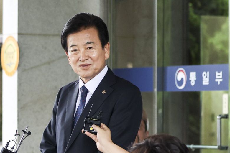 정동영 통일부 장관 후보자가 지난 24일 서울 삼청동 남북관계관리단에 마련된 인사청문회 준비 사무실로 출근하며 취재진 질문에 답하고 있다. 뉴시스