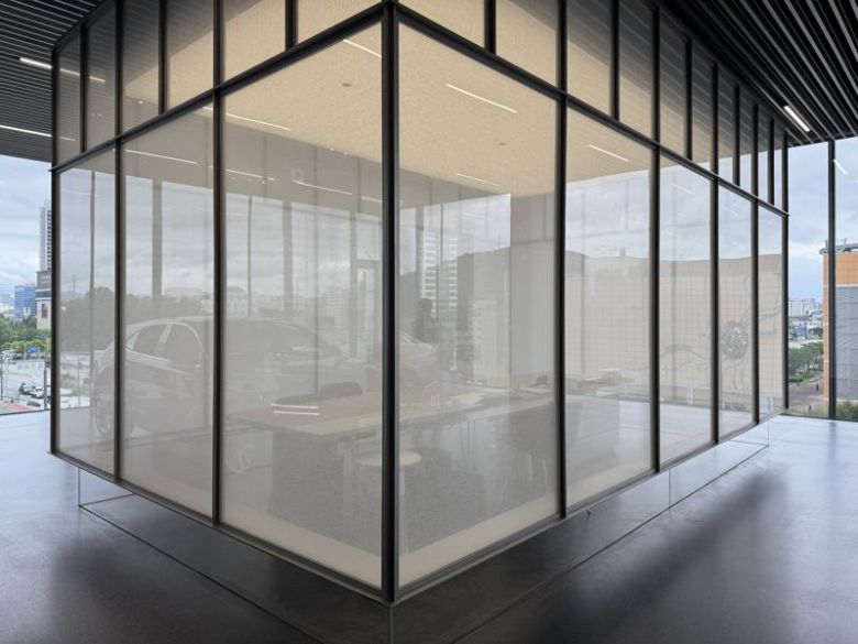 제네시스 청주의 구매상담룸. 한지를 연상하는 소재가 적용됐다. 정원일 기자