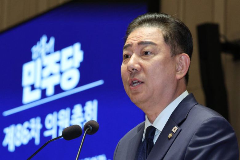 김병기 더불어민주당 대표 직무대행 겸 원내대표가 27일 오후 서울 여의도 국회에서 열린 민주당 의원총회에서 인사말을 하고 있다. 사진=뉴스1