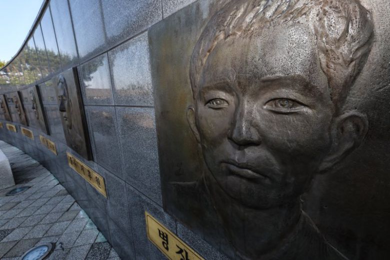 제2연평해전 22주년을 이틀 앞둔 지난해 6월 27일 오전 인천 옹진군 대연평도 평화공원에 제2연평해전 전사자의 부조가 설치돼 있다. 뉴시스