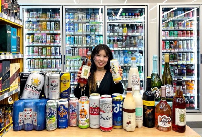 모델이 CU 행사 대상 주류 제품을 홍보하고 있다. BGF리테일 제공