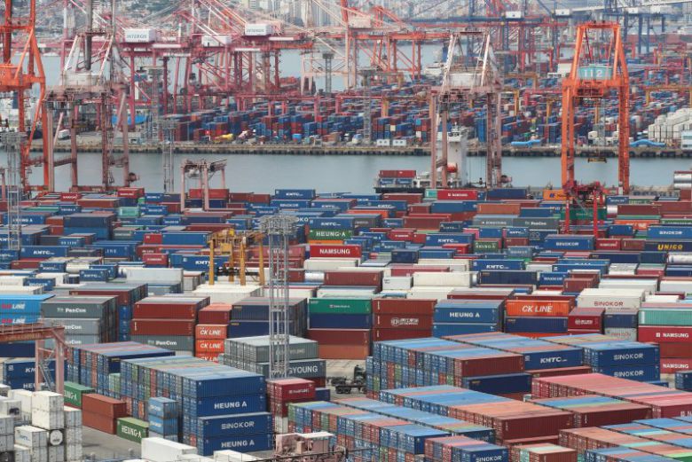 지난 11일 부산항 신선대부두와 감만부두 컨테이너 야적장. 뉴스1