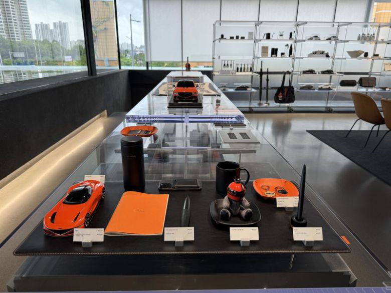 제네시스 청주 2층에 고성능 라인업 '마그마' 모형 등이 놓여있는 모습. 정원일 기자