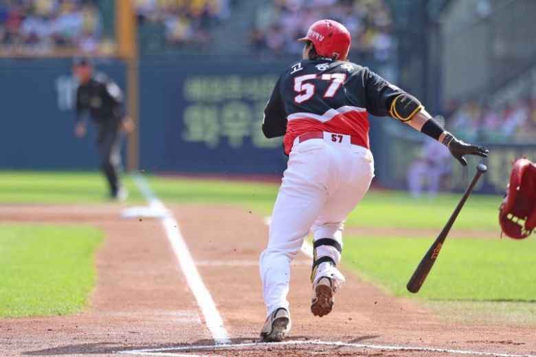 KIA 타이거즈 고종욱이 치리노스를 상대로 안타를 때려내고 있다.KIA 타이거즈 제공