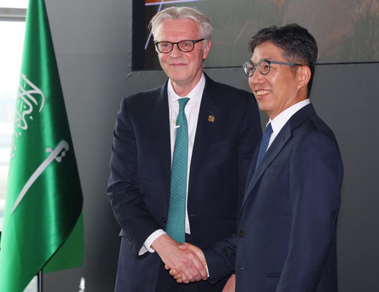 마이클 다이크 뉴 무라바 개발회사 CEO(왼쪽)와 김유원 네이버클라우드 대표가 30일 오후 서울 서초구 세빛섬 플로팅아일랜드 컨벤션센터에서 열린 뉴 무라바 서울 포럼에서 업무협약(MOU)을 체결한 후 기념촬영하고 있다. 사진=뉴스1